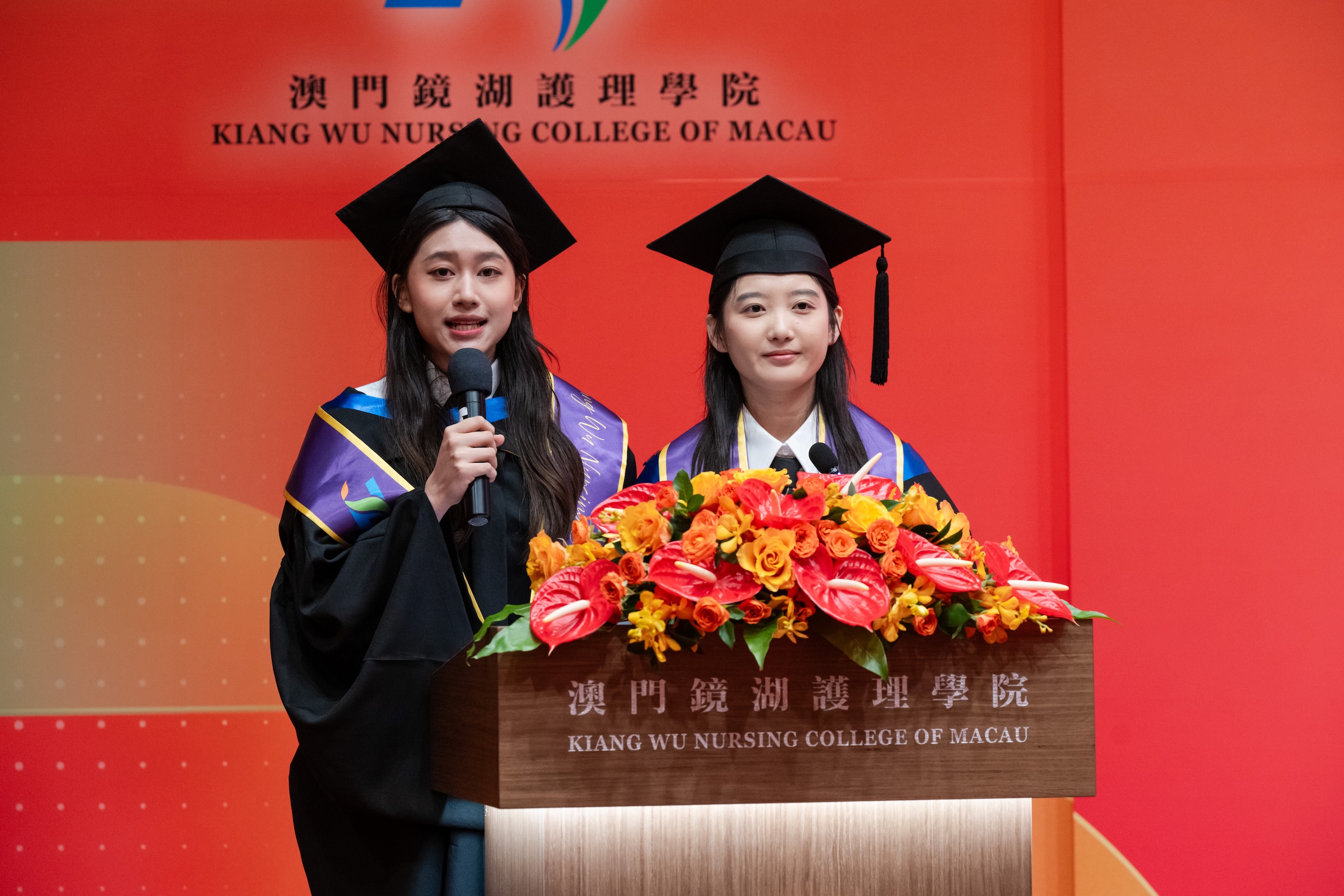 ▲學士畢業生羅穎婷（左）與碩士畢業生劉旭致辭