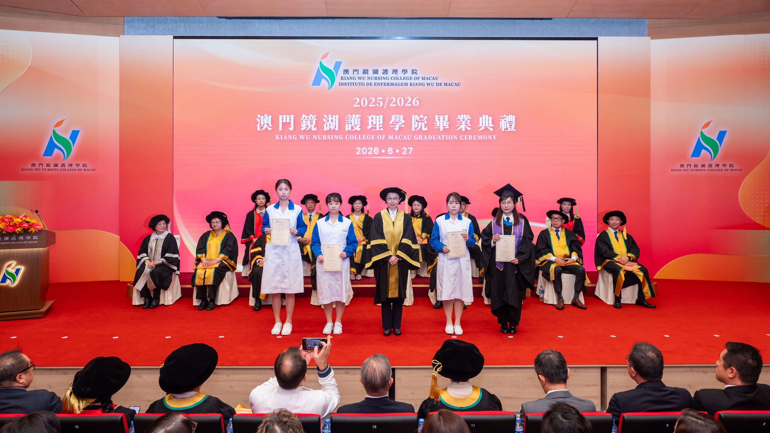 ▲社會文化司柯嵐司長與獲獎同學合影