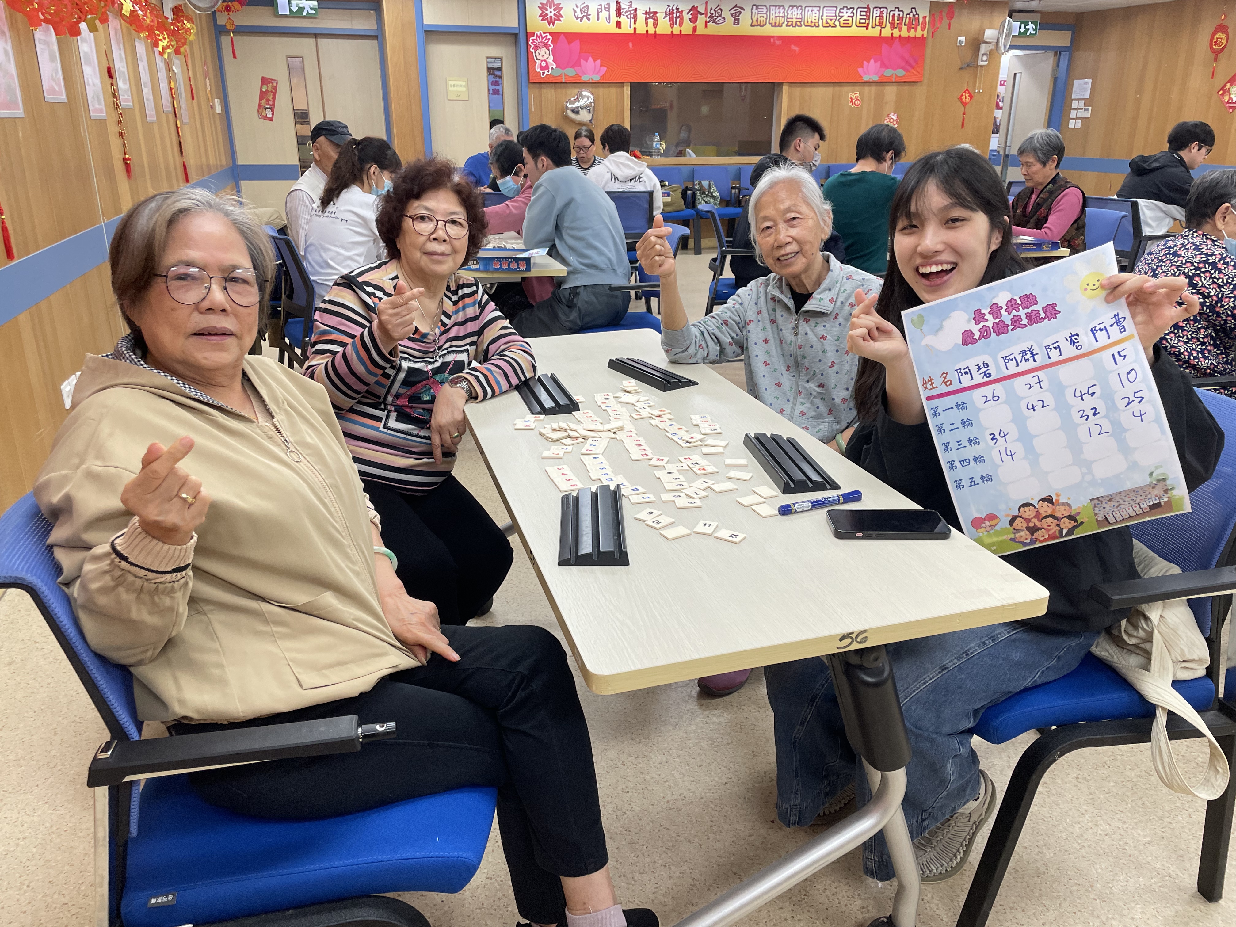 ▲An inter-generational exchange between “Old Buddies” and the students
