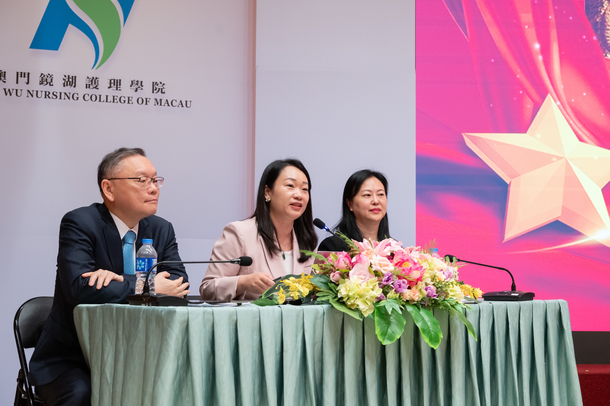 ▲全國政協委員黃潔貞女士(中)分享「健康中國」戰略與醫療護理發展趨勢