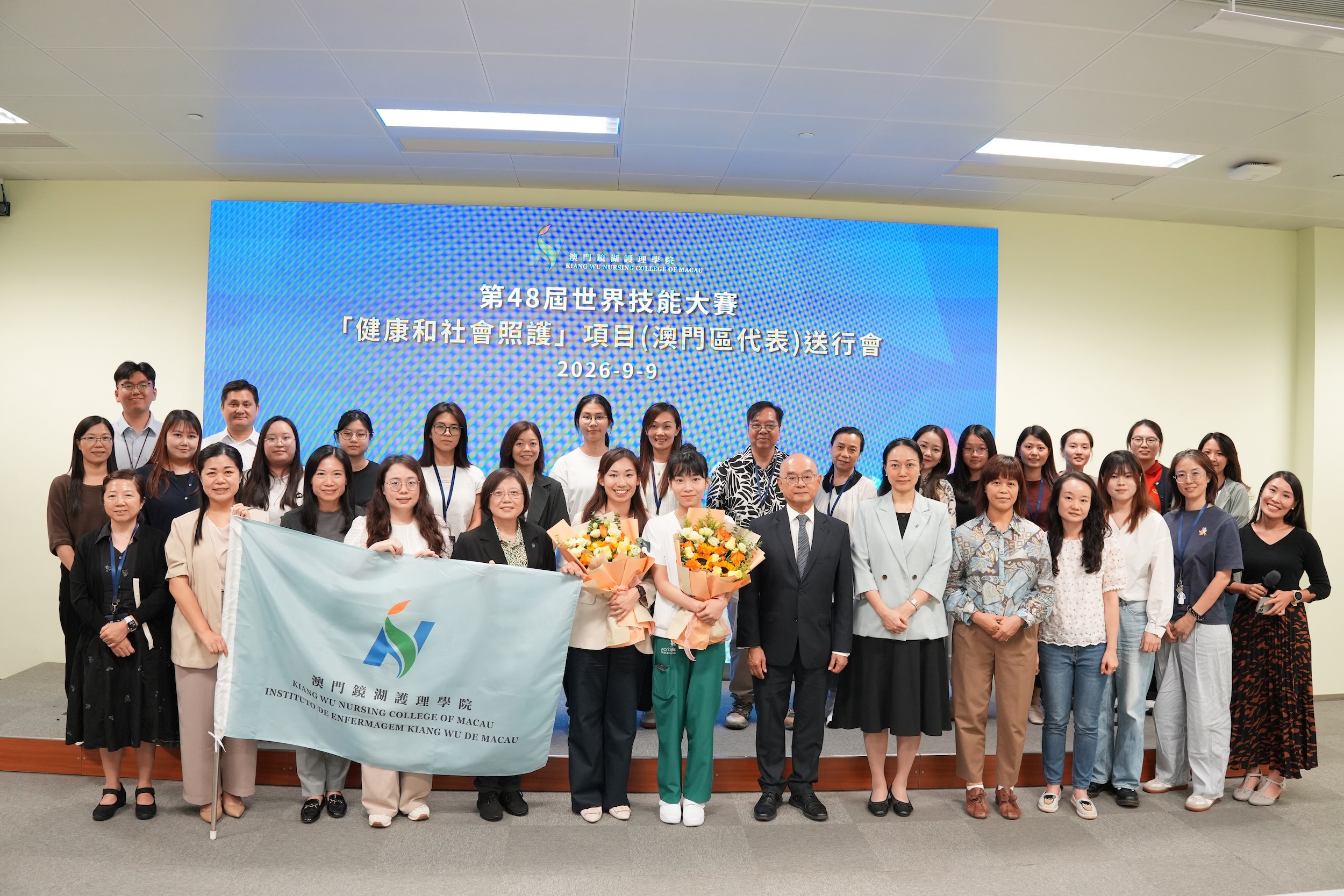 ▲ Chair Lau Veng Seng and teachers and students extend their best wishes to the participating teacher and student
