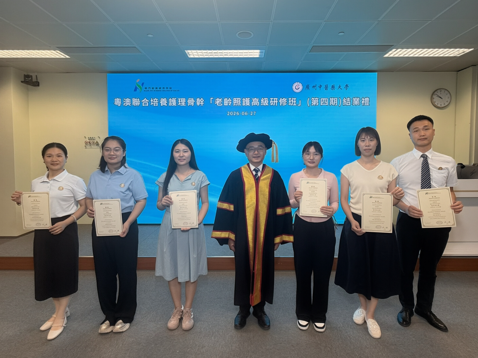 ▲ Chairman Lau Veng Seng presents Certificates of Excellence to outstanding participants