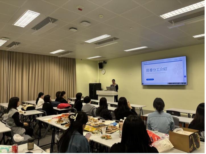 ▲Student Chao introduces the composition and specific responsibilities of the class committee members