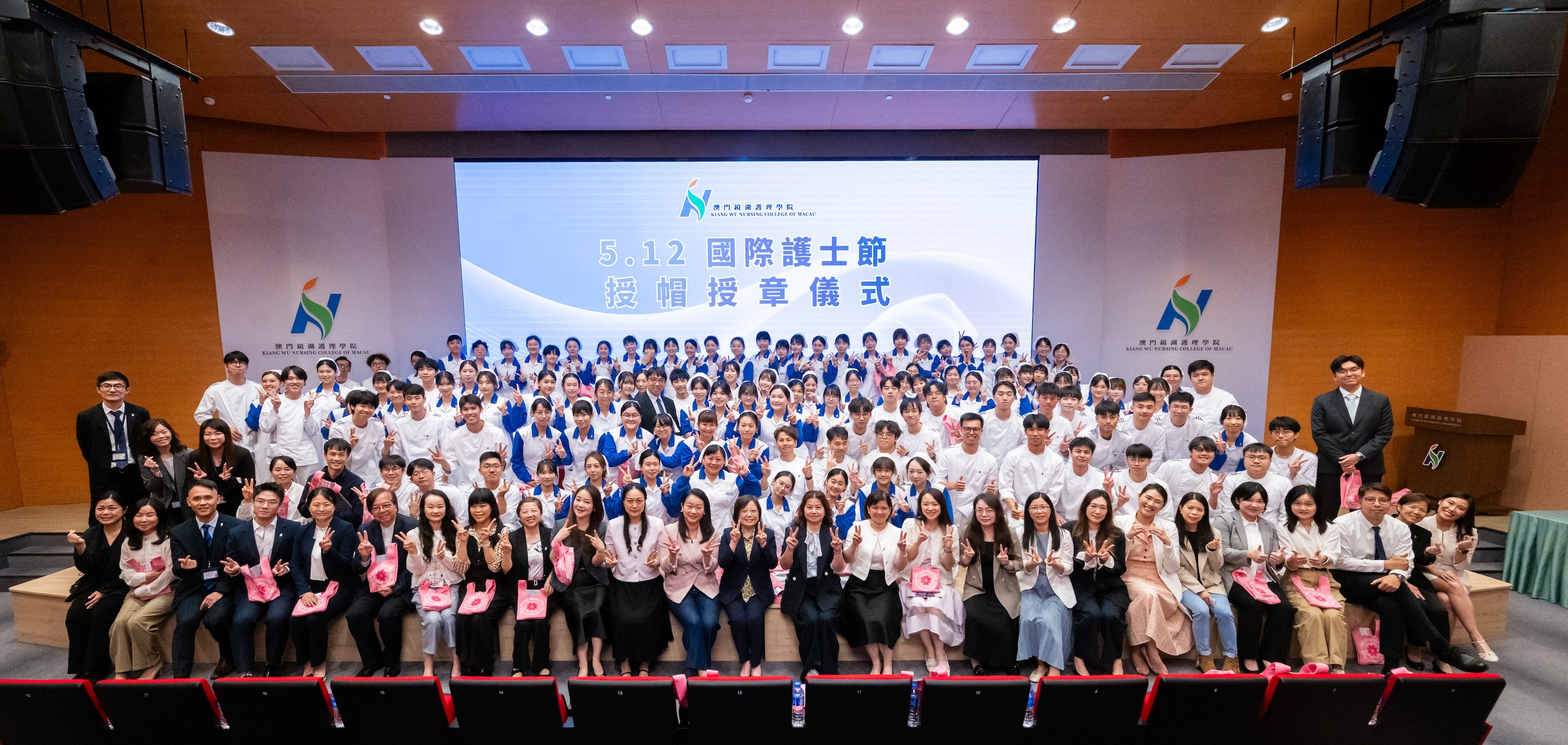 ▲大三學生授帽後與師長合照