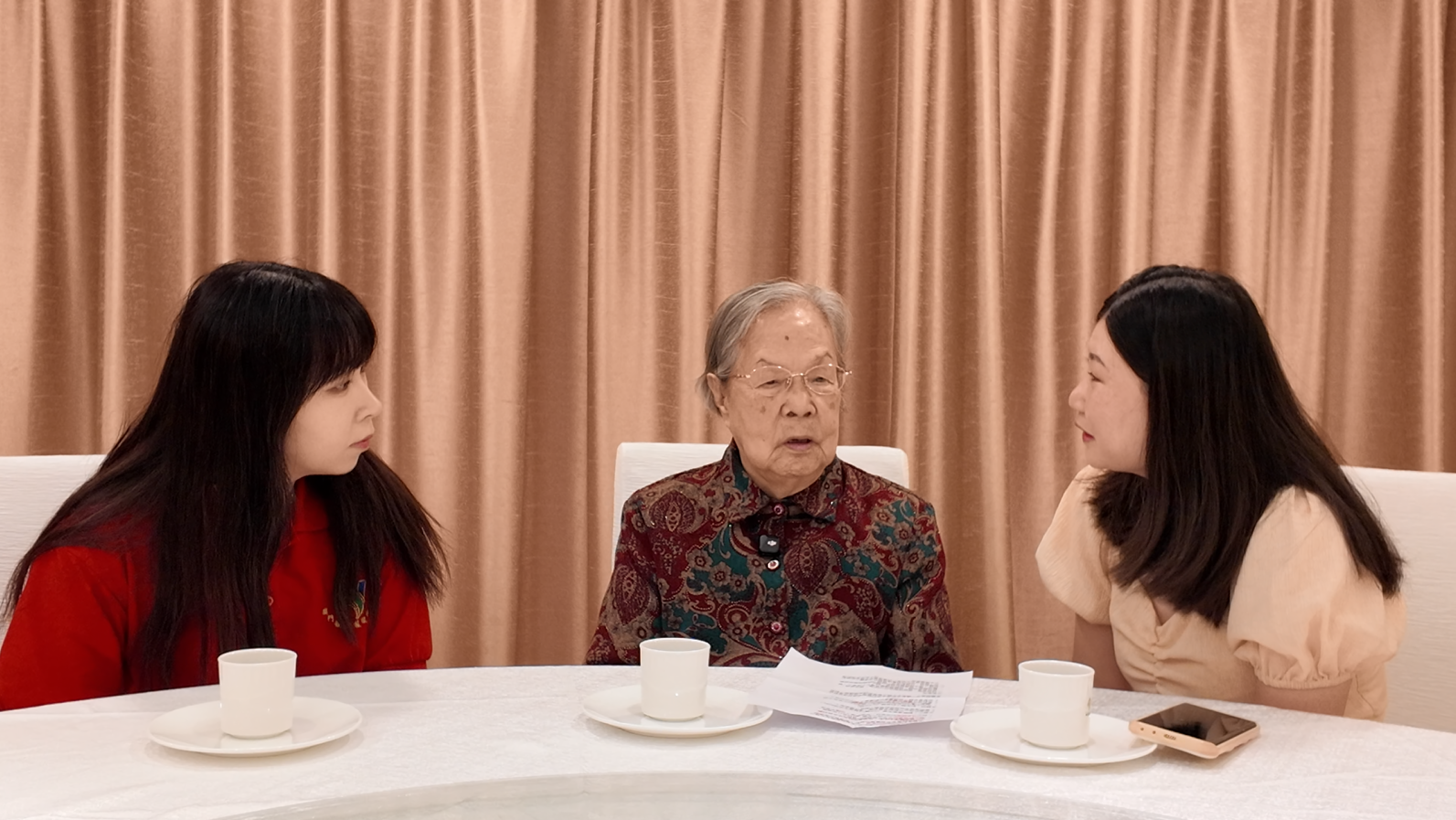 Students have an in-depth interview with alumnus and anti-Japanese hero Tsang Wan