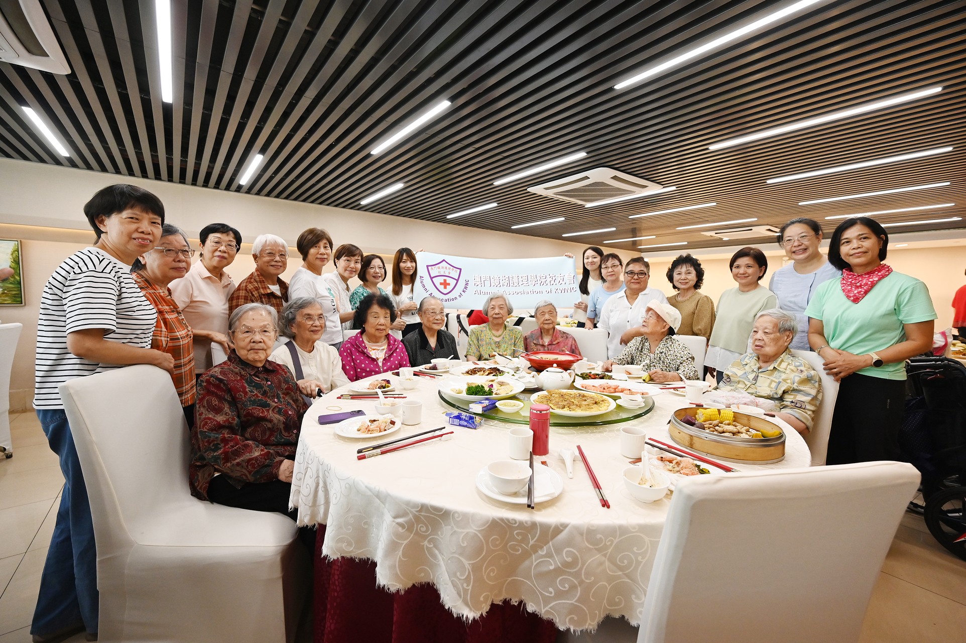 ▲An exchange visit to Guangzhou with alumni.