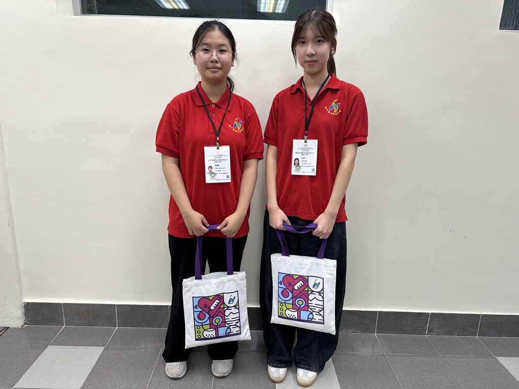 ▲ All College interviewers wear the institution's red polo work uniform and carry identification badges