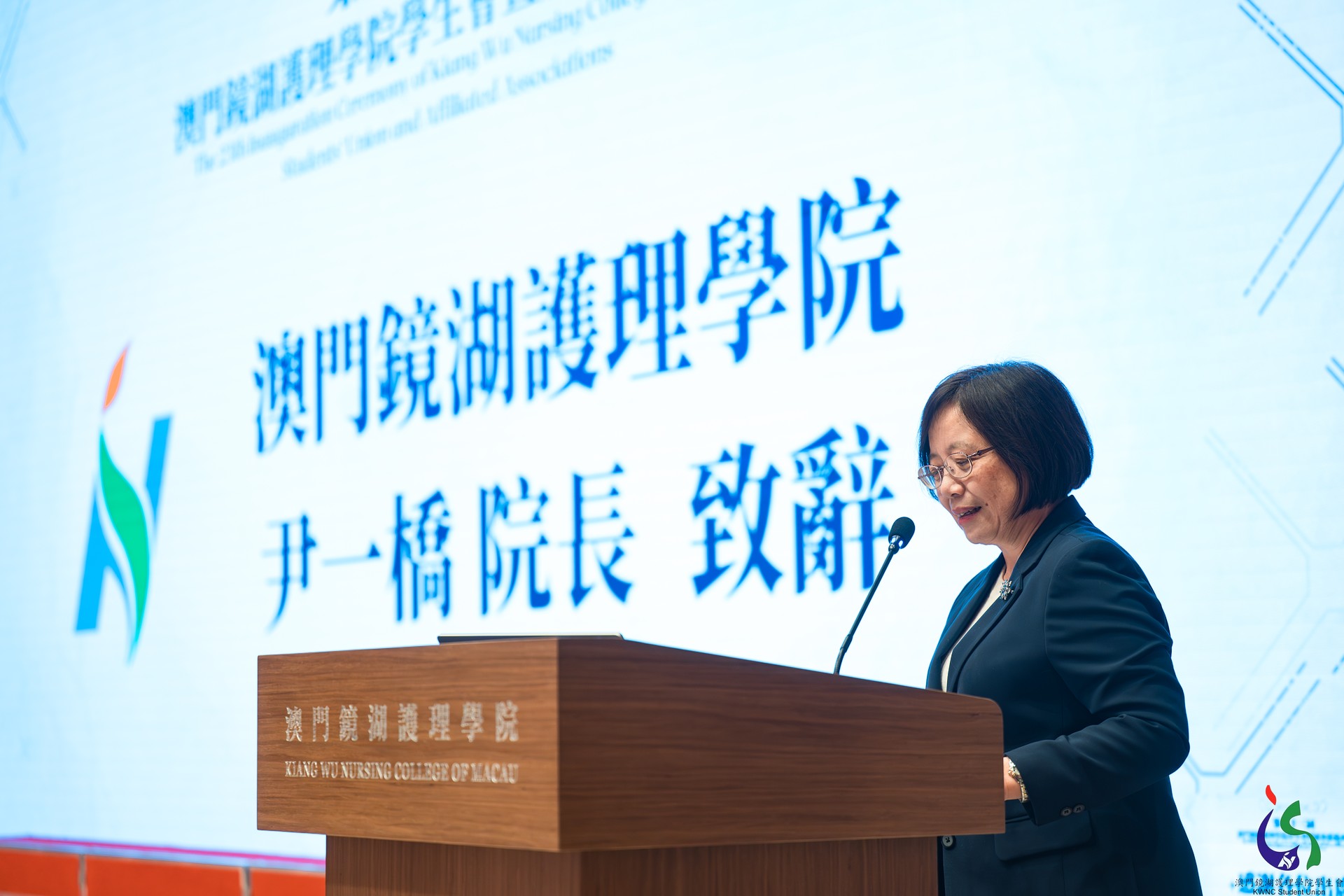 President Van delivers a speech.