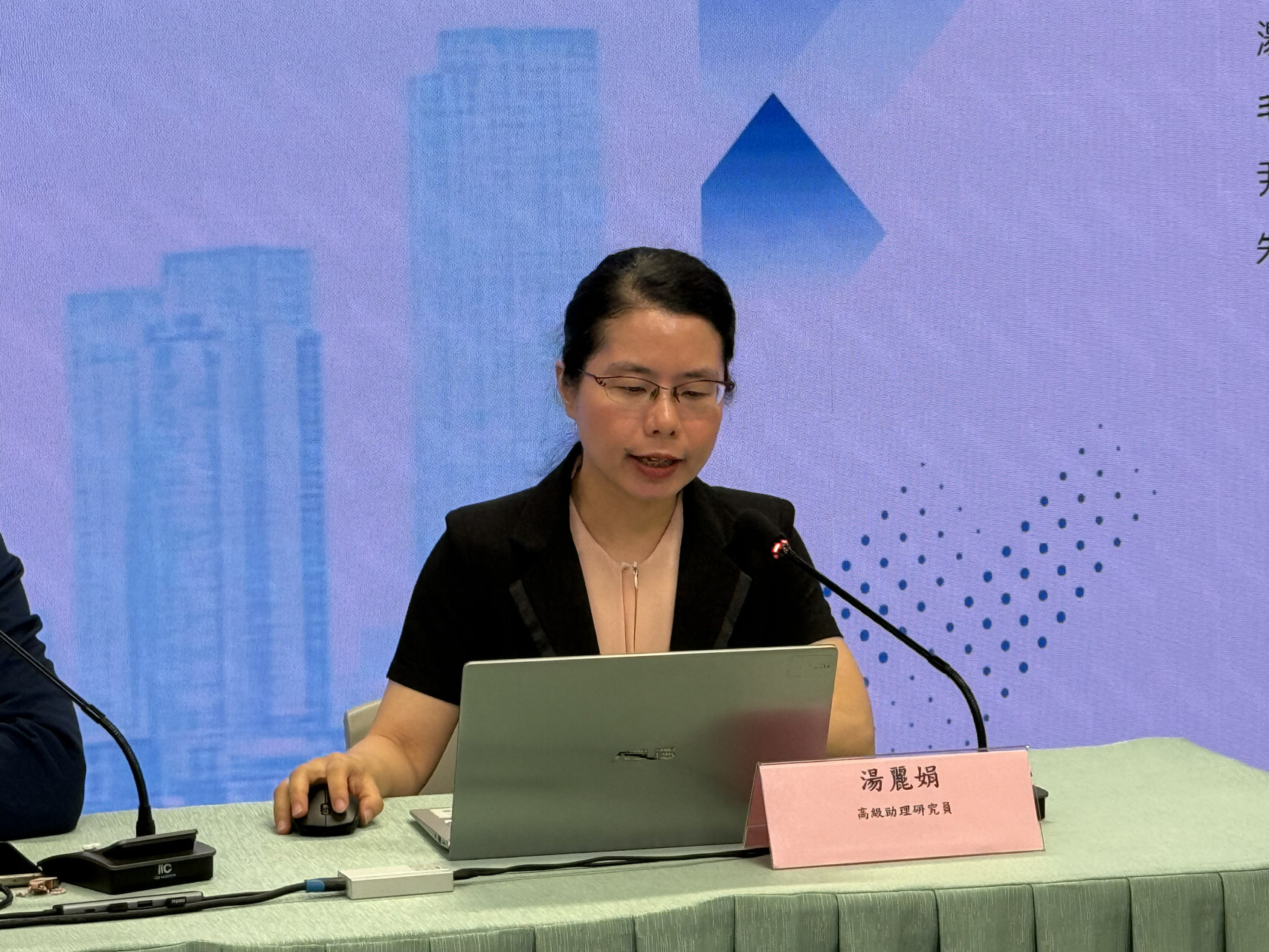 Senior Assistant Researcher Tong Lai Kun presents medical tourism research to provide strategic support for Macau's economic diversification