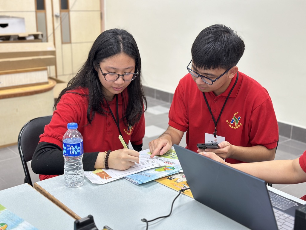 ▲ Interviewers meticulously verify details on registration forms and screening questionnaires