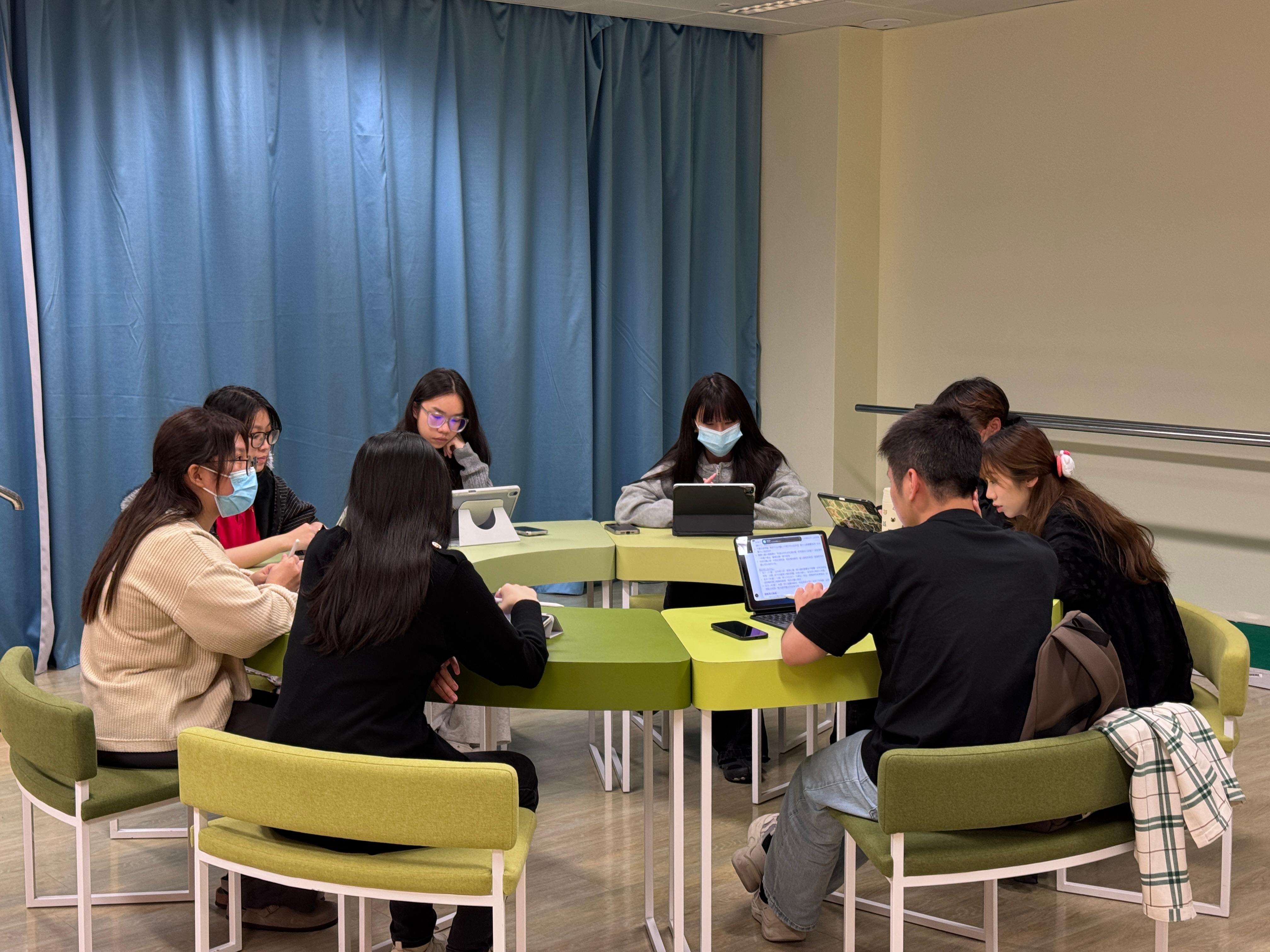 ▲Discussion among nursing and social work students focusing on hospital and community older adult care scenarios