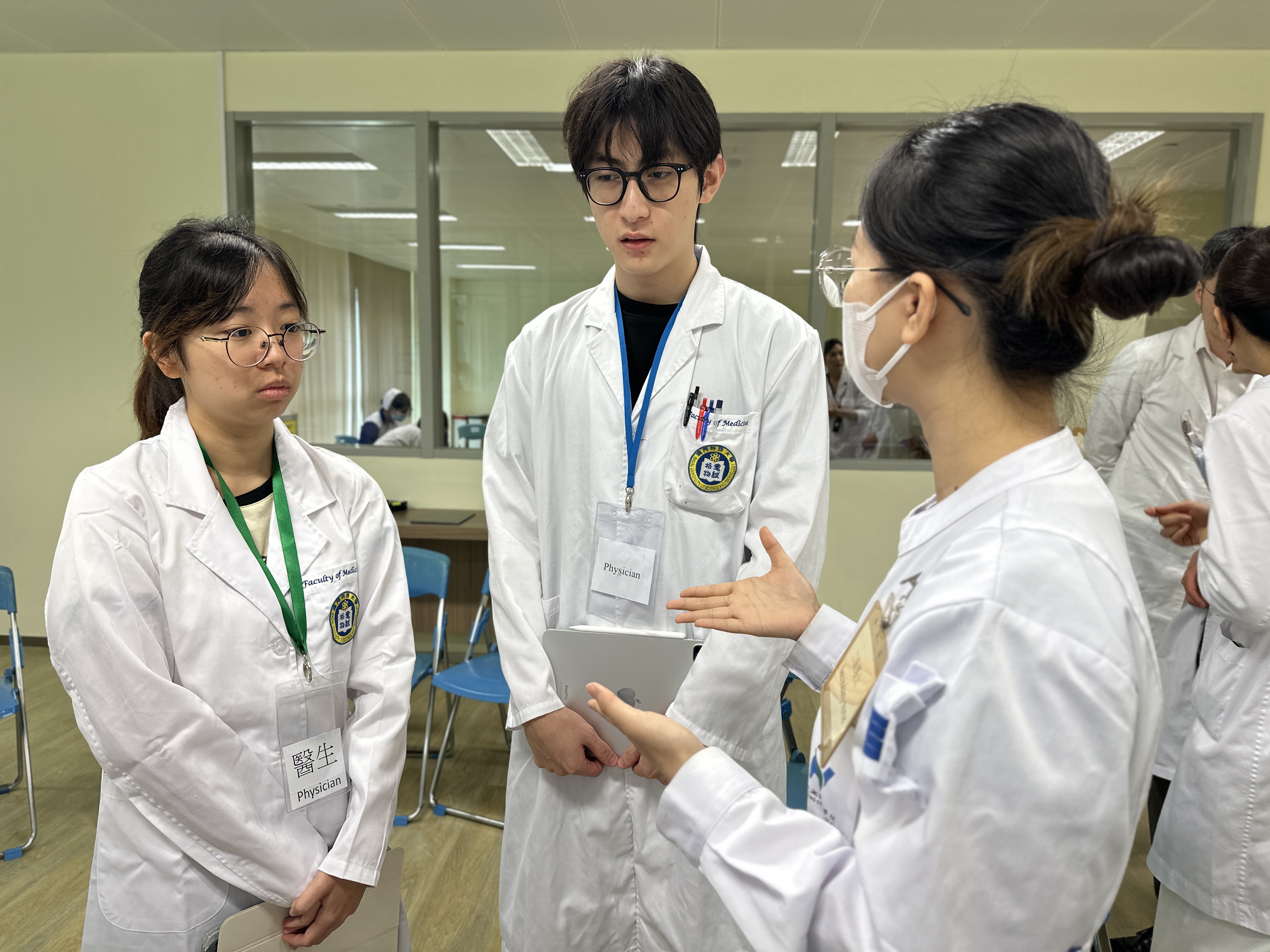 ▲Exchange and discussion among medical and nursing students