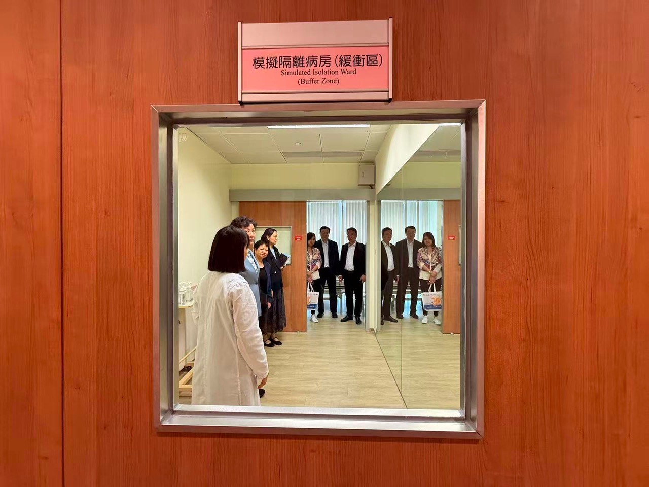 Delegation inspects nursing laboratory teaching facilities.