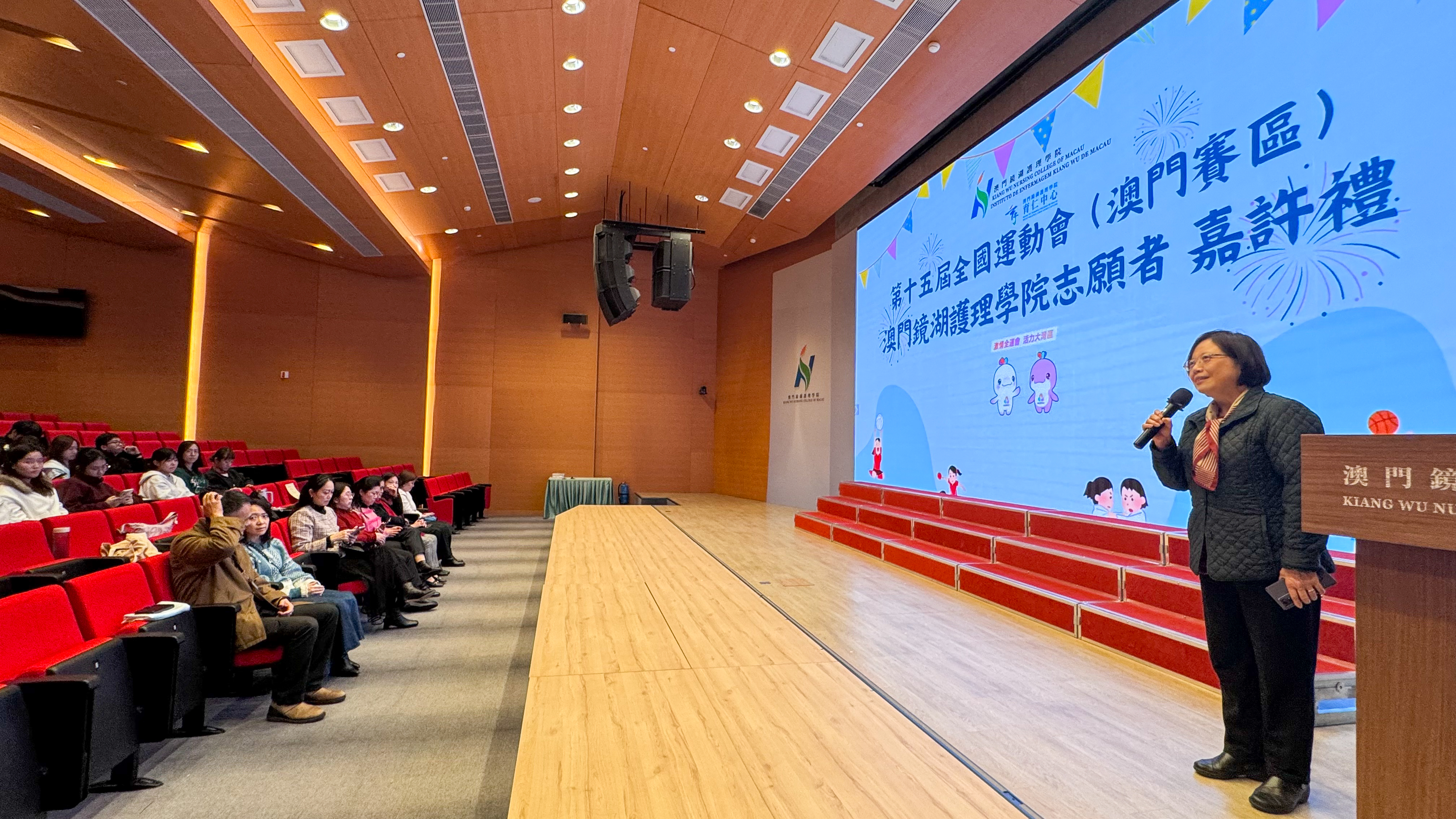 President Van Iat Kio highly praises the volunteers' professional competence and selfless dedication