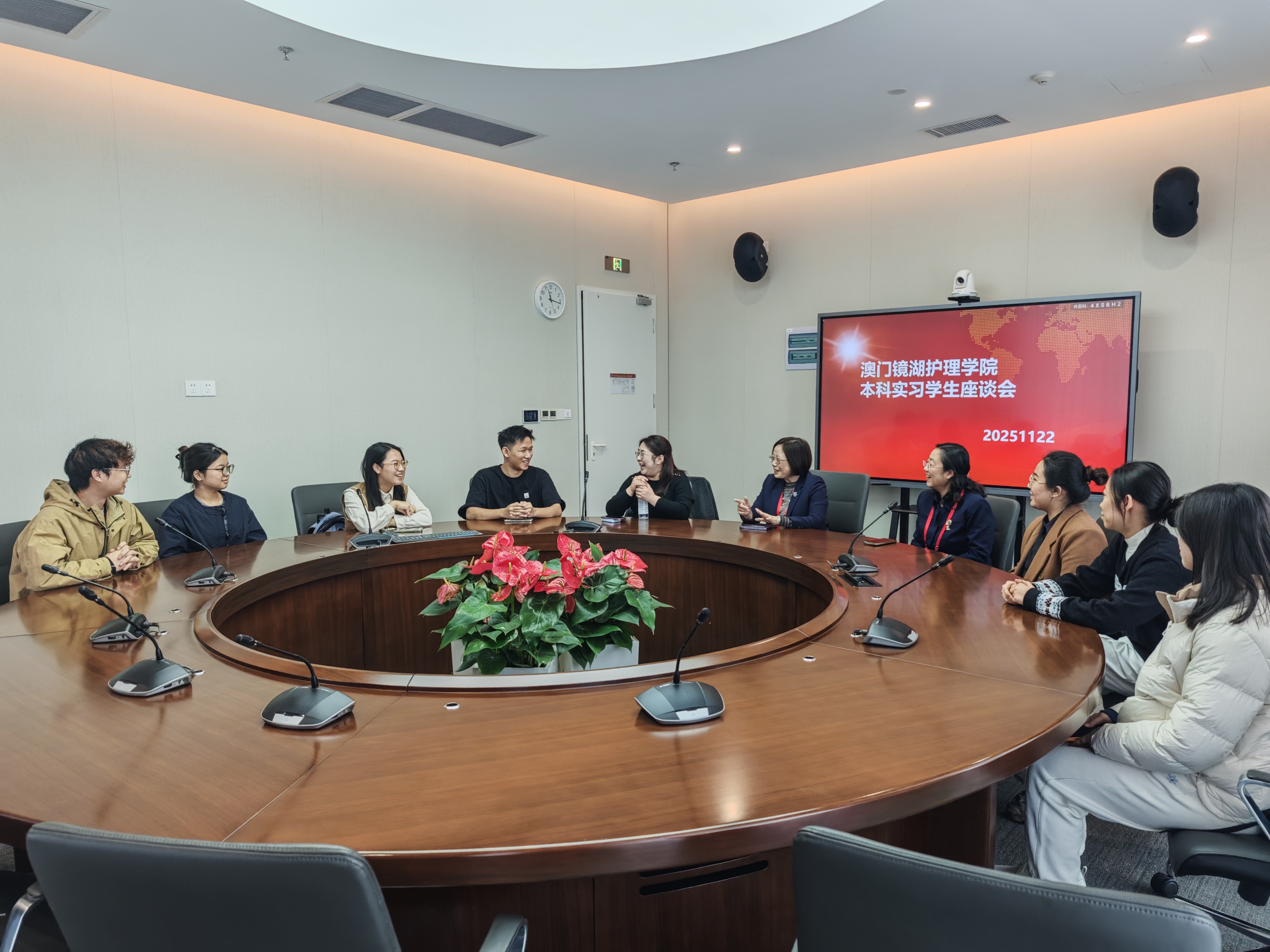 Holds a symposium with students currently undertaking placements at Zhejiang University First Affiliated Hospital